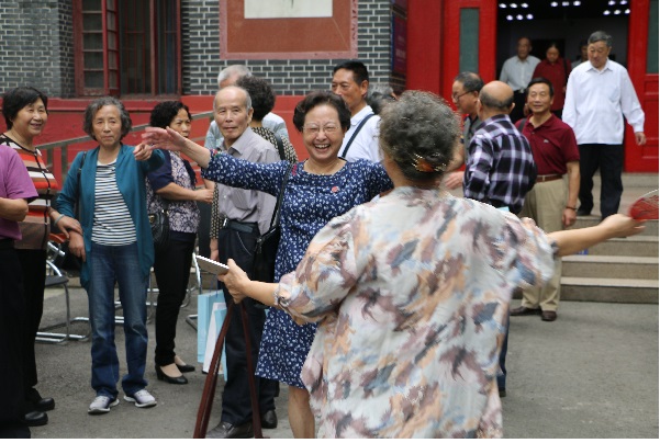 365英国上市集团