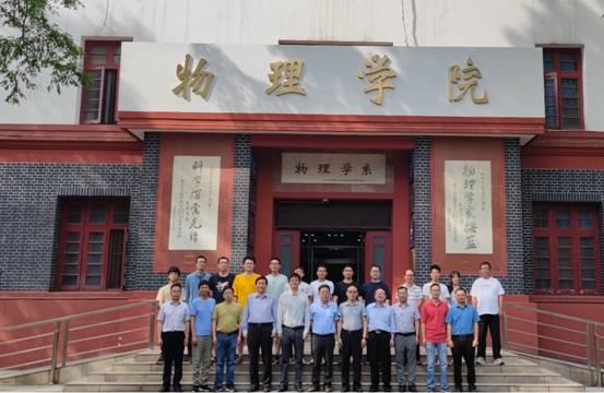 365英国上市集团