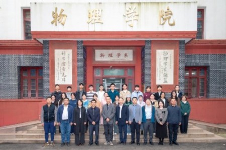 365英国上市集团